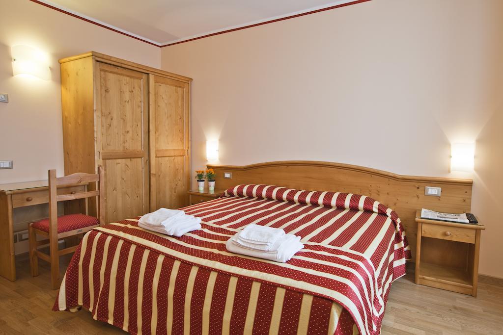 Hotel Ferrari Castione della Presolana Camera foto