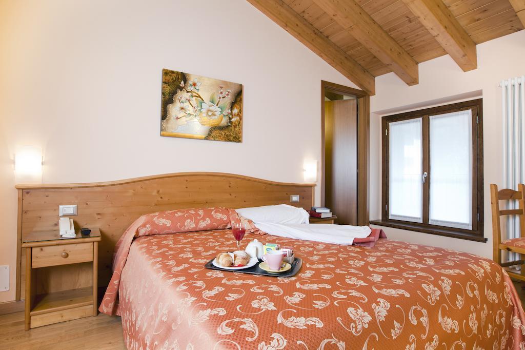Hotel Ferrari Castione della Presolana Camera foto